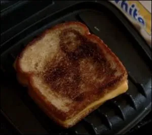 A qui appartient ce croque-monsieur ?