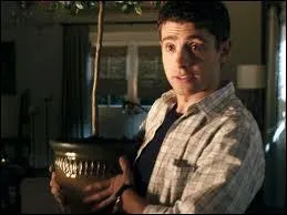 A la fin de la saison 1, qui essaie de tuer Spencer ?