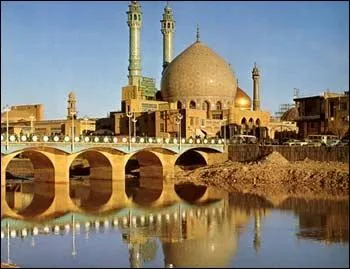 Rouhollah Mousavi (1902-1989) a fait des études à Qom et pris le pouvoir dans son pays en 1979. On le connait mieux sous le nom de...