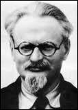 Léon Trotski (1879-1940), leader de la révolution d'octobre avec Lénine et fondateur de l'Armée rouge s'opposa violemment à Staline qui enverra un homme le frapper mortellement d'un coup de piolet...