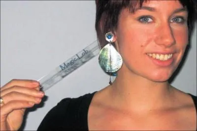 Elle se gratte l'oreille ou ... . .