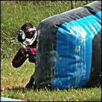 Sur le terrain, vous pouvez entendre un arbitre crier...