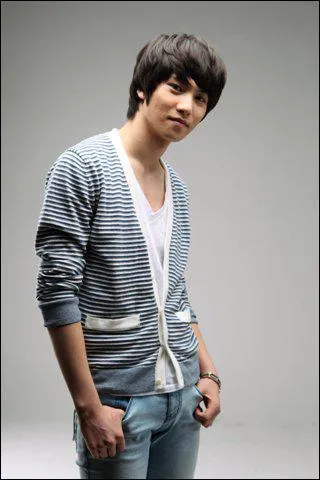 Qui est l'ancien leader (guitariste et chanteur) ?