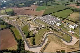 O se situe le circuit automobile du Val de Vienne ?