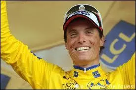 Quel champion n  Chatellerault a remport 2 tapes et port le maillot jaune lors du tour 2010 ?