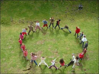 La tomate est un jeu qui consiste  empcher une balle de passer entre les jambes des joueurs en la frappant avec les mains. En cercle, jambes cartes et pieds colls  ceux des voisins, les joueurs