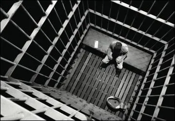 Dans Sin City, sous quelle pseudo Nancy crit-elle  Hartigan toute les semaines ?