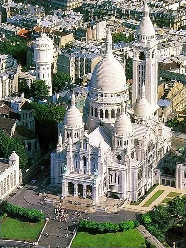 Quelle est cette basilique malheureusement clbre pour avoir t construite pour 'expier les crimes de la Commune de Paris' ?