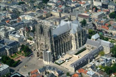 Quelle est cette cathdrale trs connue notamment pour avoir t le lieu de sacre des rois de France ?