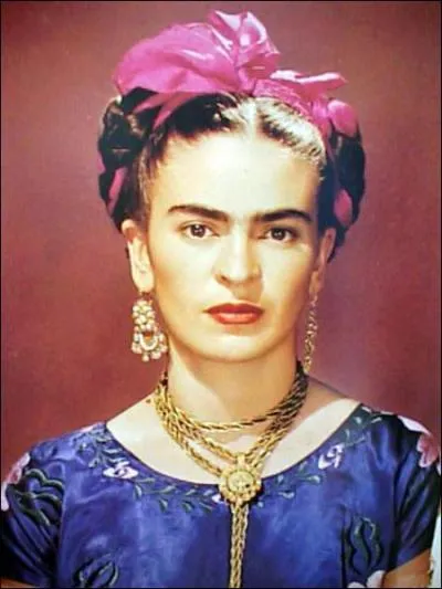 Quelle actrice incarne la peintre Frida Kahlo dans le film 'Frida' en 2002 ?