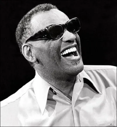 Quel acteur incarne Ray Charles dans le film 'Ray' sorti en 2004 ?