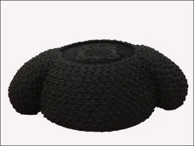 On dirait des petites cornes comme les taureaux que celui qui le porte va assassiner ...