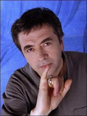 Jean-Yves Lafesse - En 2010, il joue Dutour, l'employeur d'Alex (Romain Duris) dans le film :