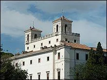 Dans quelle ville se situe la villa Mdicis ?