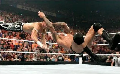 A qui Randy Orton a-t-il infflig son premier 'Mid-Air RKO' ?