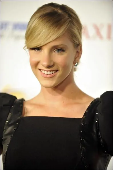 Qui est cette jolie jeune fille blonde ?