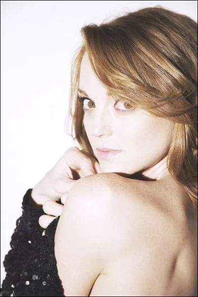 Qui est cette jolie rousse ?