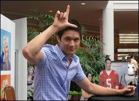 Qui est cette acteur vantant toujours ses abdos ?