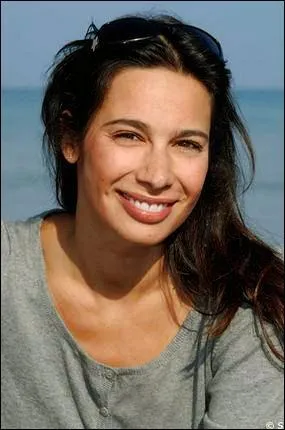 Fille d'un chanteur trs clbre, elle a longtemps t inspecteur de police sous la houlette de Navarro :