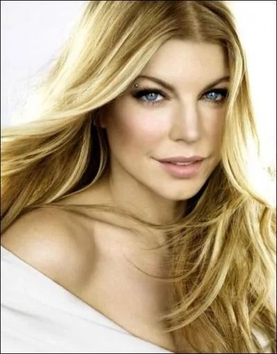 Aussi chanteuse des Black Eyed Peas, il lui arrive de faire l'actrice dans des seconds rles, comme dans 'Posidon' ou encore 'Plante Terreur' :