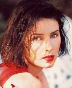 Ex de Jude Law avec qui elle a eu une liaison tourmente, elle a connu son heure de gloire en jouant la meilleure amie de Winona Ryder dans le 'Dracula' de Coppola :