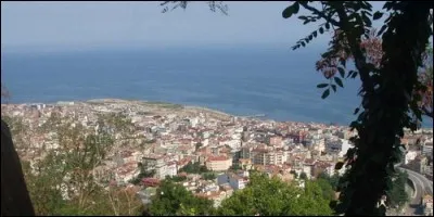 Sur quelle mer la ville turque de Trébizonde donne-t-elle ?