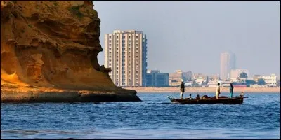 Quelle est, loin devant la capitale du pays, la ville la plus peuplée du Pakistan ?