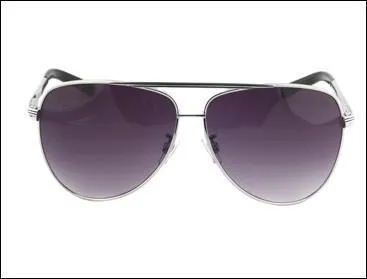 Comment dit-on 'lunettes de soleil' en anglais ?