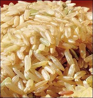 Aprs la crmonie, sur le parvis en gnral, le couple se prend un pluie de ... .