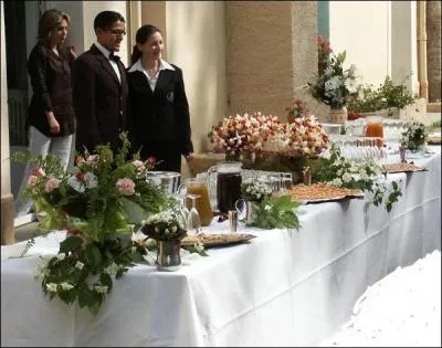 Les invits vont d'abord y trouv un ...