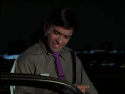 L'officier 'craquant' qui arrte Rachel est connu pour son rle d'Antonio Cortez dans 'Missing : disparus sans laisser de traces', il est aussi apparu dans 'Top Cops' avec Bruce Willis. Qui est-ce ?