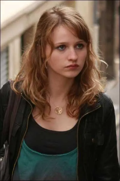 Qui est Christa Theret ?