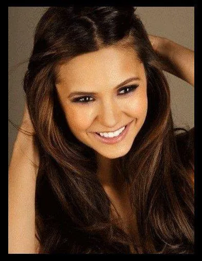 Avec qui sort Nina Dobrev ?