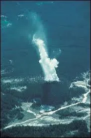 Quel parc national des Etats-Unis qui contient 2/3 des geysers de la plante abrite le plus grand geyser au monde, le Steamboat ?