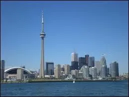 Quelle ville est avec plus de 2, 5 millions d'habitants l'agglomration la plus peuple du Canada ?