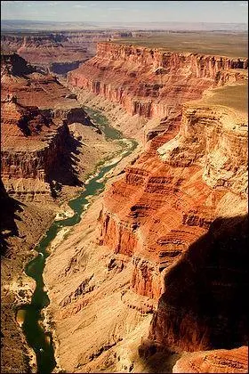 Quel fleuve s'coule au fond du Grand Canyon ?