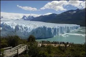 Dans quel pays peut-on apercevoir le glacier Moreno ?