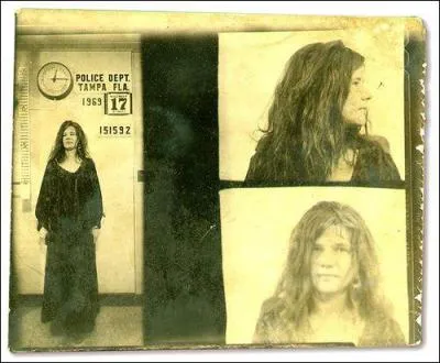 Arrte pour avoir insult la police lors d'un concert .