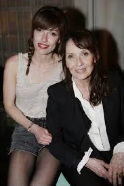 Chantal Lauby est la mère de Jennifer Ayache chanteuse du groupe...