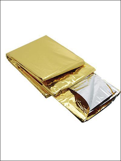 Vous ortez votre couverture de survie pour vous protger du froid. Quelle face faut-il mettre ct corps ?