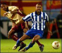 Qualifi en Coupe d'Europe lors de la saison 2002-2003, Lens ralise un beau parcours, mais chute lourdement en coupe UEFA, malgr un but de Song, face aux portugais du