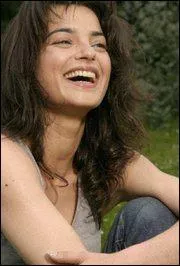 Dans la vraie vie, c'est la compagne de Bruno Wolkowitch, et elle a surtout fait ses armes  la tlvision :