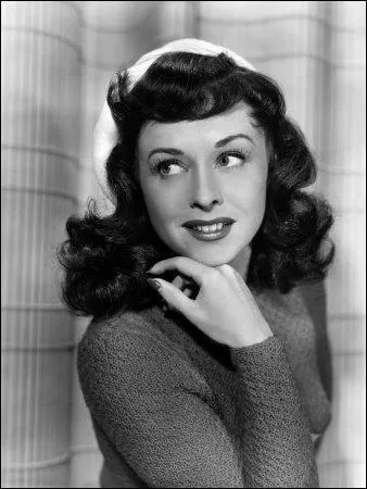 Celle-ci vit sa carrire dcoller grce  sa rencontre avec Charlie Chaplin, dont elle deviendra la troisime femme, et avec lequel elle tourna notamment 'Les Temps Modernes' et 'Le Dictateur' :