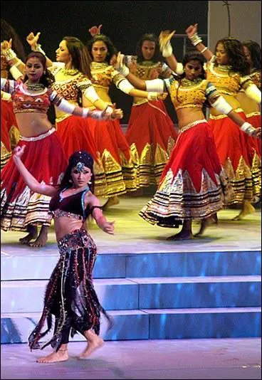 Dans quel spectacle voit-on des danses et des chansons tires des films bollywoodiens ?