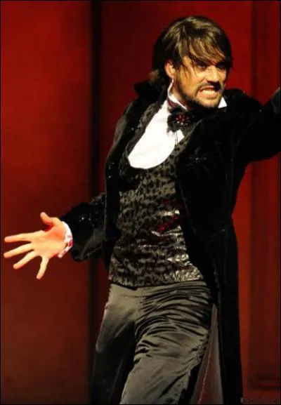 Comment s'appelle le chanteur qui interprte Salieri ?