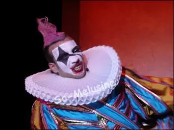 Comment s'appelle le chanteur qui interprte le clown et l'aubergiste ?