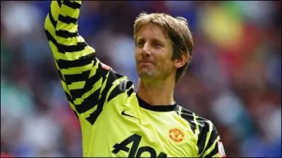 A quel ge le grand gardien Edwin Van der Sar a-t-il arrt sa carrire ?