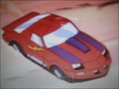 Le chef de groupe, Matt, pilote une Chevrolet Camaro rouge, nomme Falcon, qui peut se transfomer un peu  la manire des Transformers. En quoi se change-t-elle ?