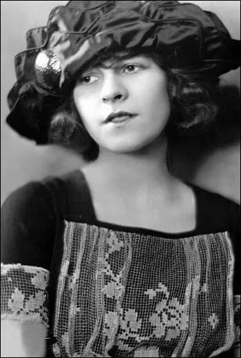 Elle gagna un Oscar de la meilleure actrice dans un second rle en 1968 pour le personnage de Minnie Castevet dans 'Rosemary's Baby' de Roman Polanski :