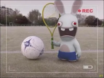 Avec quoi ce Lapin joue-t-il au foot ?